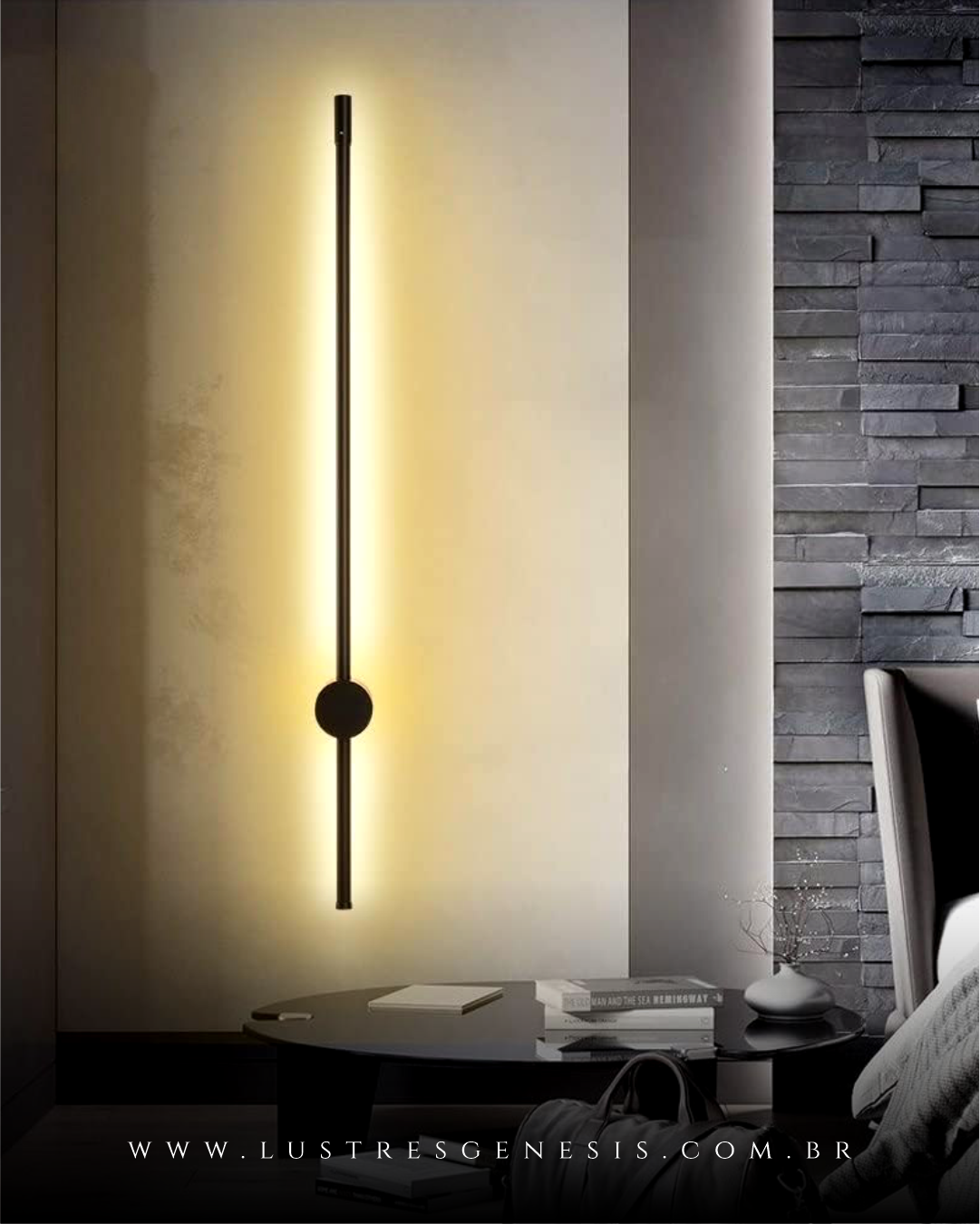 Arandela Moderna Fit Linear Slim na cor preta, com design vertical e luz indireta de LED, ideal para quartos, cabeceiras de cama, lavabos, corredores e escritórios. Lustres Gênesis loja online de Lustres e Iluminação Decorativa